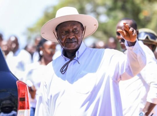 Ouganda Museveni évoque sa succession devant son parti